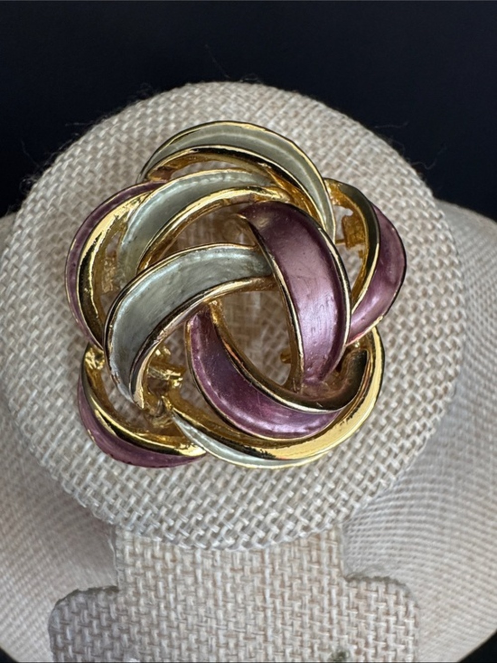 VTG 1980s Retro pastel Enamel Love Knot Brooch Gold Tone